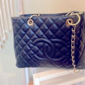 Timeless Elegance! Authentic Chanel Tote Handbag in Excellent Condition …